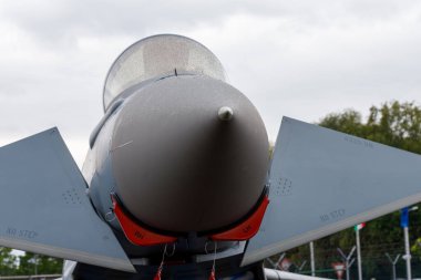 Nuremberg, Almanya - 25 Mayıs 2025: Gri bir askeri jetin yakın çekimi. Kanatlarında 