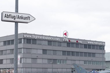 İşaretli ve yön işaretli havacılık binası.