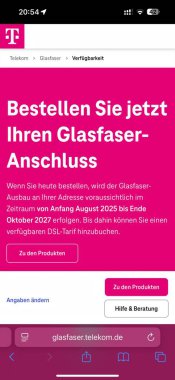 Fiber optik interneti destekleyen bir Telekom web sitesinin Almanca ekran görüntüsü. Pembe arka plan, beyaz metin. Bir iPhone 'da görüntülendi.