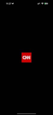 Görüntü, CNN logosunun siyah bir arkaplanda merkezli olduğu bir telefon ekranını gösteriyor. Zaman, sinyal gücü ve pil içeren durum çubuğu görünür.