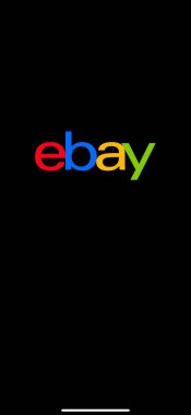 eBay logosu siyah bir arkaplan üzerine kurulu. Harfler kırmızı, mavi, sarı ve yeşil. Altta küçük beyaz bir bar var..