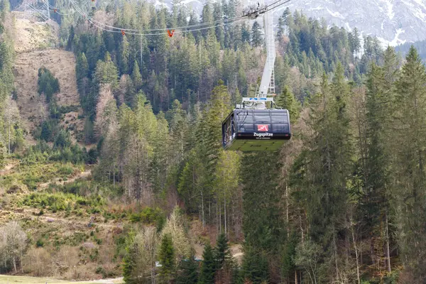 Almanya, Zuspitze, 20 Nisan 2025: İlkbaharda Zugspitze zirvesinden güzel bir manzara. Bavyera Alpleri, Almanya. Zugspitze Kayak Tesisi. Bahar Bavyera Alplerinde. 