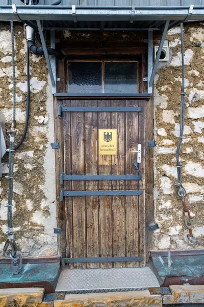 Zugspitze, Almanya, 20 Nisan 2025: Münih kulübesi baharda Zugspitze zirvesinde. Bavyera Alpleri, Almanya. Zugspitze Kayak Tesisi. Bahar Bavyera Alplerinde. 