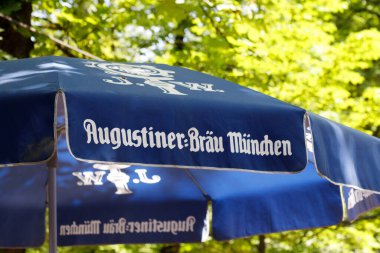 Ingolstadt, Almanya - 14 Haziran 2025: Ingolstadt Audi, Audi Werk Nord ve Audi Werk Sd etiketleriyle bulanık mimari arkaplana karşı yön işareti.