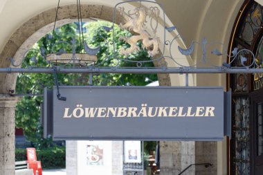 Ingolstadt, Almanya - 14 Haziran 2025: Ingolstadt Audi, Audi Werk Nord ve Audi Werk Sd etiketleriyle bulanık mimari arkaplana karşı yön işareti.