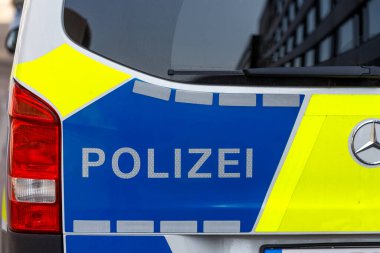 Münih, Almanya - 14 Haziran 2025: Mavi ve sarı yansıtıcı desenli 