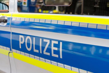Münih, Almanya - 14 Haziran 2025: polis arabasının kapısına yakın çekim. Mavi arkaplanda gümüş harflerle 