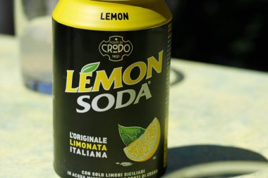 Nuremberg, Almanya - 10 Mayıs 2025: Bir Crodo Limonlu Soda kutusunun yakın çekimi, sarı aksanlı, açık bir masada. Doğal ışık ve gölge.
