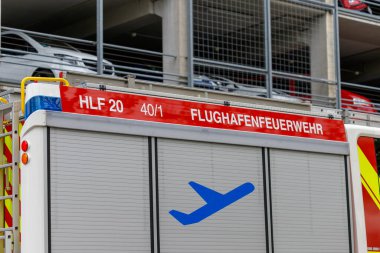 Nuremberg, Almanya - 25 Mayıs 2025: Havaalanı itfaiye aracını kırmızıyla kapatın. Diğer araçlarla birlikte otoparkın önüne park ettim..