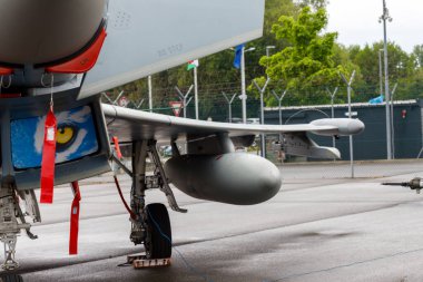 Nuremberg, Almanya - 25 Mayıs 2025: İniş takımları, yakıt tankı ve kanatları bulunan bir savaş uçağının iniş takımına yakın çekim.
