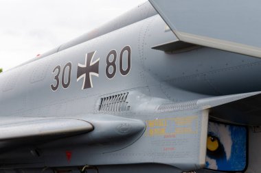 Nuremberg, Almanya - 25 Mayıs 2025: Gri bir askeri uçağın gövdesine yakın plan, 