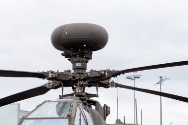 Nuremberg, Almanya - 25 Mayıs 2025: Pervanelerini, radar kubbesini ve açık gri gökyüzüne karşı kokpitini gösteren askeri helikoptere yakın çekim.