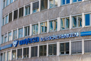 Nuremberg, Almanya, 2025 Mart 02: Universa Versicherungen tabelasının yer aldığı ön cephe. Binanın birkaç yansıması olan birden fazla penceresi var..