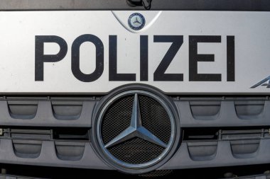 Nuremberg, Almanya, 2025 Mart 02: Bir Alman polis aracına yakın çekim. 