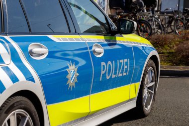 Nuremberg, Almanya, 02 Mart 2025: Mavi, sarı ve beyaz çizgili bir Alman polis arabasına yakın çekim, 