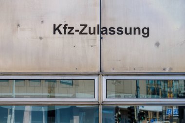 Nuremberg, Germanym 2025 Mart 02: Pencerelerinin üzerinde şehir ortamını yansıtan 