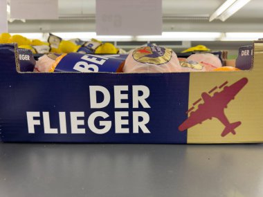 Nuremberg, Almanya, 24 Ocak 2024: Bir markette portakal, limon ve diğer ambalaj ürünleriyle dolu 