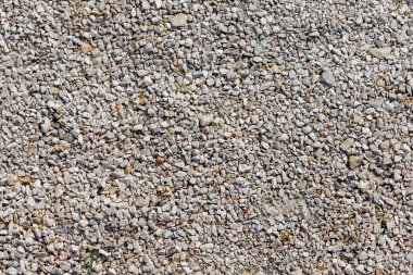 Küçük çakıl taşlarından oluşan bir çekim. Kayalar çoğunlukla gri ve bej renkli..