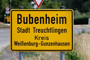 Bubenheim için sarı bir Alman kasaba tabelasına yakın plan, siyah metinli. Tabela iki metal direğe monte edilmiştir..