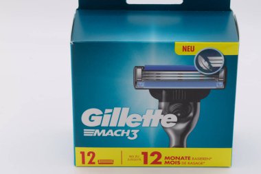 Nuremberg, Almanya - 24 Ağustos 2025: Mavi bir Gillette Mach3 jilet kutusuna yakın plan, üzerinde jilet resmi ve markası bulunan, beyaz bir arkaplan.