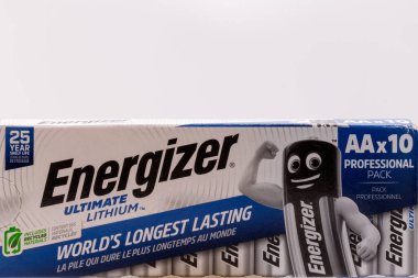 Nuremberg, Almanya - 24 Ağustos 2025: Bir AAx10 Lithium pil paketinin yakın çekimi. Paket beyaz ve mavi, İngilizce ve Fransızca yazılmış. Piller ön planda görünür..