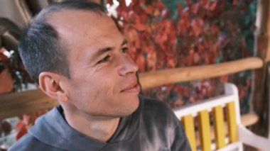 Parktaki bankta oturan kazaklı bir adamın portresi. Yüksek kalite 4k görüntü