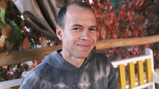 Parktaki Bankta Oturan Kazaklı Bir Adamın Portresi Yüksek Kalite Görüntü — Stok video