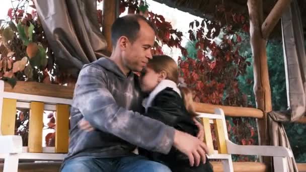 Vader Knuffelt Kust Zijn Dochter Zittend Een Bankje Het Park — Stockvideo