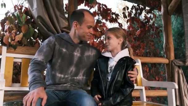 Padre Abbraccia Bacia Sua Figlia Seduta Una Panchina Del Parco — Video Stock