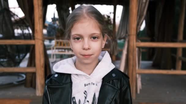 一个穿着夹克的可爱女孩的画像 高质量的4K镜头 — 图库视频影像