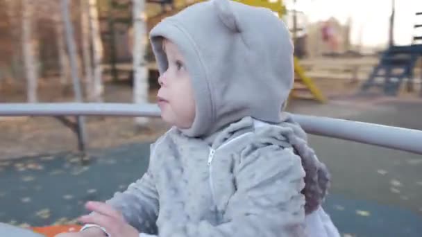 Lille Dreng Varmt Tøj Spinner Karrusel Høj Kvalitet Optagelser – Stock-video