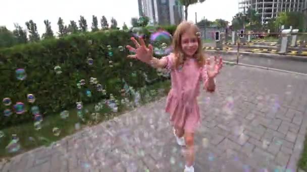 Χαριτωμένο Κοριτσάκι Που Γελάει Και Παίζει Σαπουνόφουσκες Υψηλής Ποιότητας Πλάνα — Αρχείο Βίντεο