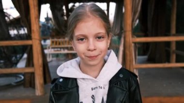 Ceketli şirin bir kızın portresi. Yüksek kalite 4k görüntü