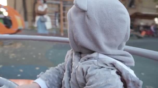 Маленький Мальчик Теплой Одежде Крутится Карусели Высококачественные Кадры — стоковое видео