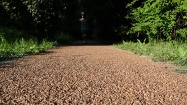 Küçük kız kameraya doğru koşuyor. Yüksek kalite 4k görüntü