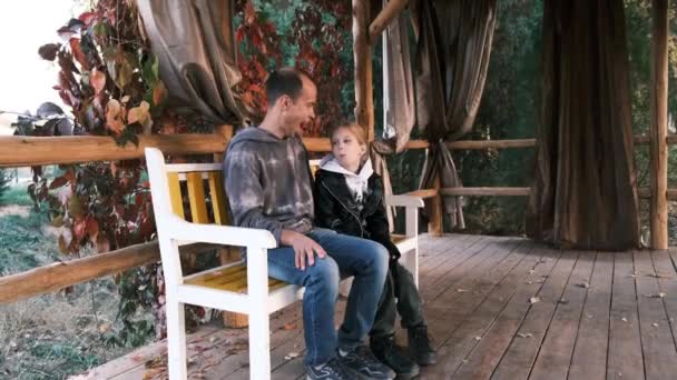 Vater Und Tochter Sitzen Auf Einer Parkbank Und Haben Spaß — Stockvideo
