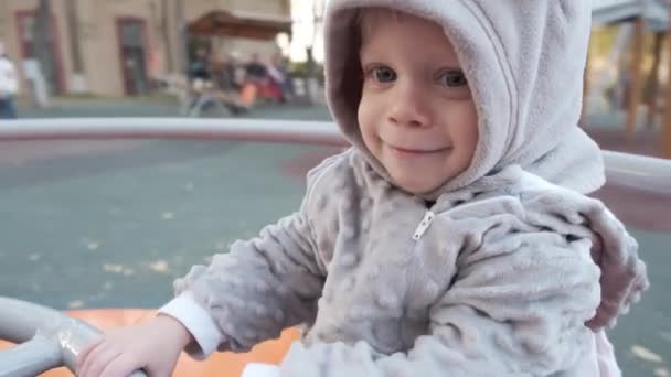 Lille Dreng Varmt Tøj Spinner Karrusel Langsom Bevægelse Høj Kvalitet – Stock-video