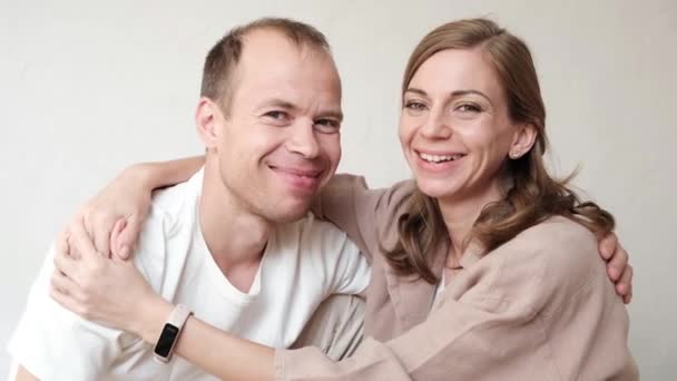 一对夫妻在镜头前笑着的特写 高质量的4K镜头 — 图库视频影像