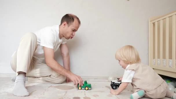 Батько Грає Іграшки Дитячій Спальні Своїм Маленьким Сином Високоякісні Кадри — стокове відео
