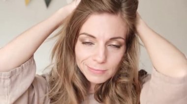 Gülümseyen ve kameraya poz veren güzel bir genç kadının portresi. Yüksek kalite 4k görüntü