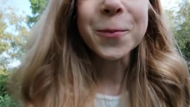 Nærbillede Pige Der Prøver Kysse Kameraet Høj Kvalitet Optagelser – Stock-video