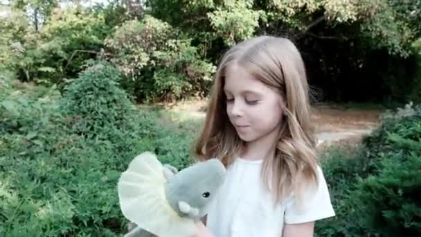 Маленькая Девочка Играет Мягкой Игрушкой Парке Высококачественные Кадры — стоковое видео