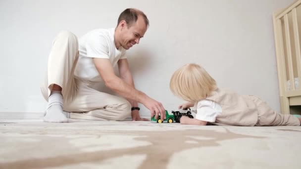 Батько Грає Іграшки Дитячій Спальні Своїм Маленьким Сином Високоякісні Кадри — стокове відео