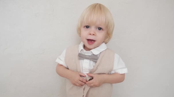 Portret Uroczego Chłopca Blond Włosami Patrzącego Kamerę Wysokiej Jakości Materiał — Wideo stockowe