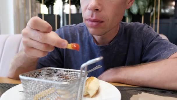 Uomo Mezza Eta Mangia Patatine Fritte Con Ketchup Caffe Filmati — Video Stock