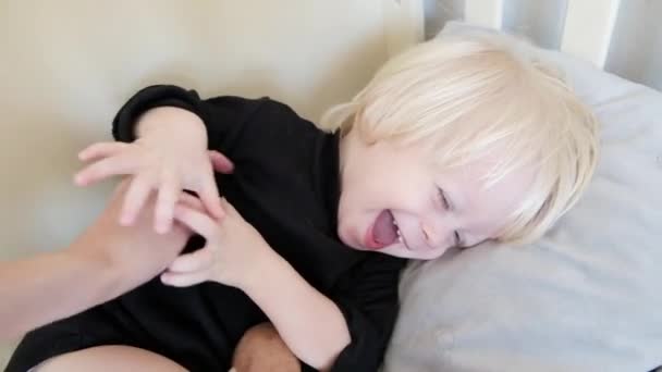 Słodki Chłopczyk Śmiejący Się Łaskotek Leżących Łóżeczku Wysokiej Jakości Materiał — Wideo stockowe