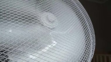 Elektrik vantilatörü farklı yönlere esiyor. Yüksek kalite 4k görüntü