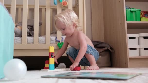 Little Boy Assembles House Designer Sitting Floor High Quality Footage — Vídeo de stock