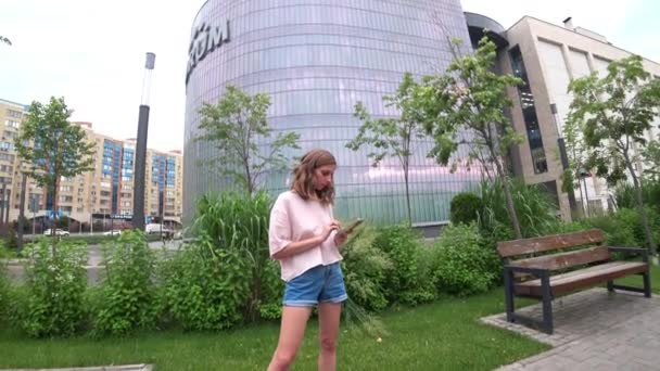 Woman Clicks Smartphone Background Business Center High Quality Footage — Stockvideo