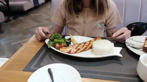 Молодая Женщина Сидящая Ресторане Заказывающая Рыбное Блюдо Высококачественные Кадры — стоковое видео